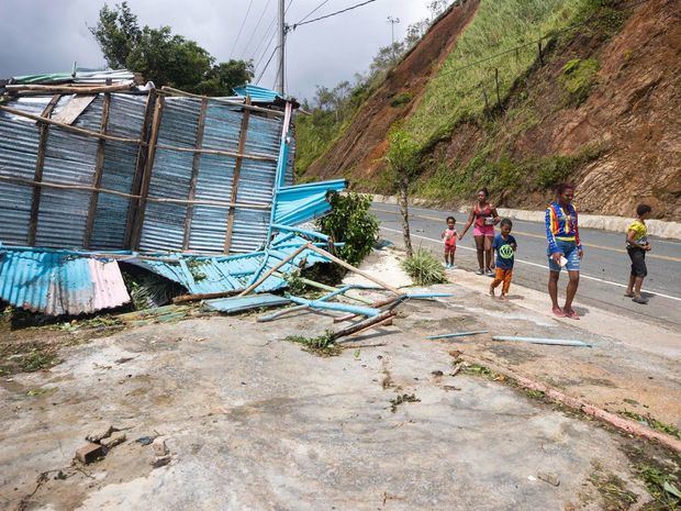 Una familia permanece junto a los cimientos de su casa que resultó completamente destruida durante el paso del huracán Fiona, en la carretera Miches - El Seibo, este 21 de septiembre de 2022.
