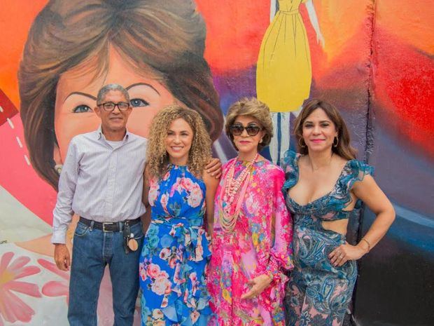 Doña Irina junto a sus hijos José Manuel, Laliana y Erika Fernández.