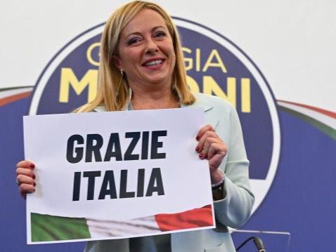 La ultraderechista Meloni, la primera mujer en llegar al poder en Italia