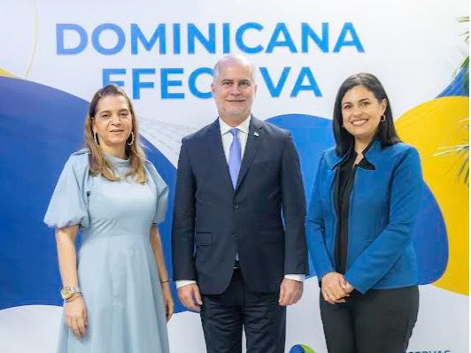 Aury Fernández, Alejandro Fernández y Cayra Bencosme.  