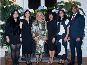 La embajadora Rosa Hernández de Grullón junto al equipo de colaboradores de la Embajada de la República Dominicana en Francia. 