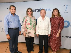 Dr. Tomás Vargas, Alexandra Izquierdo, Elis Pérez y Francia de Pérez.
