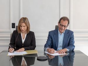 Francis Lora y Santiago Camarena durante la firma del acuerdo.