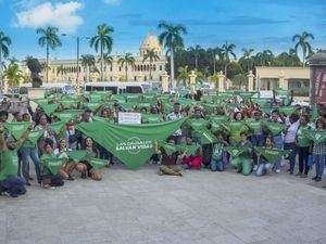 Comitiva frente al Palacio Nacional conmemoran Día de Acción Global por el Aborto Legal.