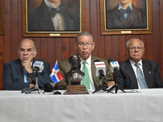 Wilson Gómez junto a Pelegrín Castillo y Juli Rodríguez.