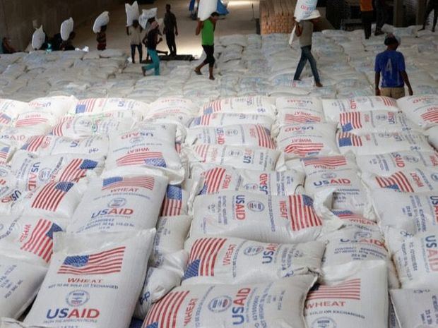 Trabajadores en un almacén del Programa Mundial de Alimentos en Adama (Etiopía), descargan sacos de grano ucraniano.