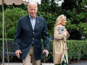 El presidente de EE.UU., Joe Biden, y su esposa, Jill Biden, salen de la Casa Blanca para visitar Puerto Rico.