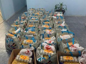 Parte de las 300 bolsas de comidas repartidas a familias de escasos recursos Higuey, Hato Mayor y Sabana de la Mar.