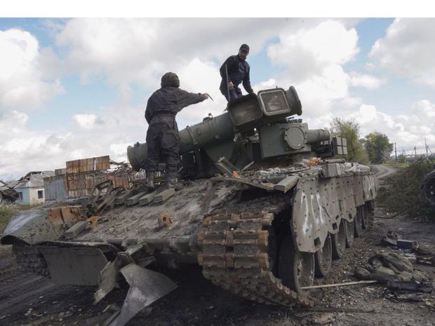 Soldados ucranianos inspeccionan un tanque ruso capturado cerca de Kupyansk en el área de Járkov.