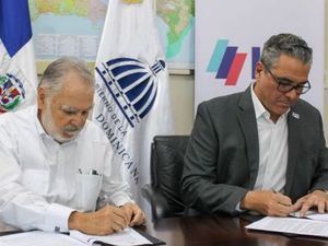 Ministerio de Medio Ambiente y Recursos Naturales y la empresa Haina International Terminals, HIT, durante la firma del acuerdo.