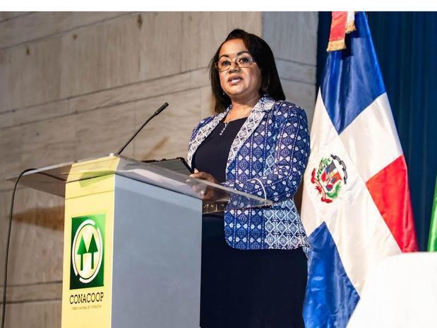La presidenta del CONACOP, licenciada Eufracia Gomes Morillo, cuando inauguraba el IX Congreso del Cooperativismo Dominicano y XI Congreso del Cooperativismo Internacional.