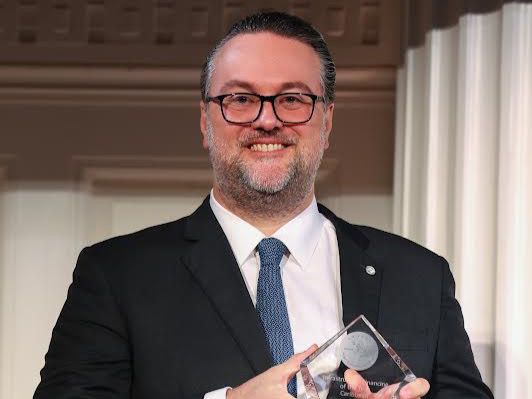 Rodrigo Varillas junto al premio “Financiamiento de Infraestructura para el Caribe 2022”, de Latin Finance.