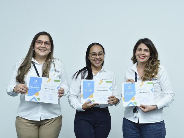 Albania Fadul, Greilyn Guzmán y Laura Santelises, ganadoras de los tres primeros lugares. 