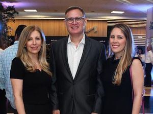 Victoria de Hernández, Alejandro Hernández y Laura Hernández.