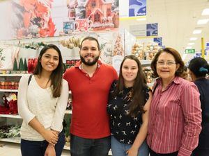 Marsher Peralta, Aldo Peralta, Amalia Pepén y Sheribel Grullón.