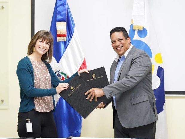 Carlos Pimentel junto a la directora de Datos de OCP, Lindsey Marchessault, tras la firma del convenio.