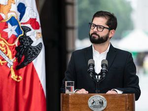 Fotografía cedida por la Presidencia chilena que muestra al presidente de Chile, Gabriel Boric, mientras ofrece declaraciones hoy, en Santiago, Chile.
