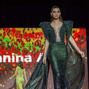 Modelo muestra vestido de la colección del desfile de Giannina Azar.