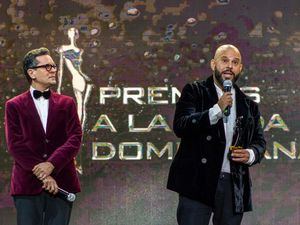 Francisco Sanchis junto a Sandro Gúzman de quien recibió el premio como mejor 'Agencia de Modelo'.