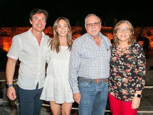 Daniella y Xavier Mera, Luis José Brugal y Maripili de Brugal.