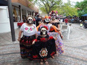 Miami se llena de esqueletos, catrinas y mariachis por el Día de Muertos