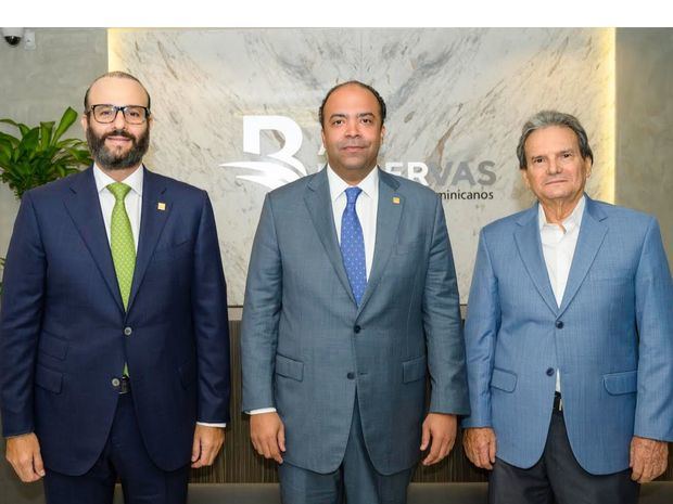 Francisco Elías, subadministrador de Negocios de Banreservas; Samuel Pereyra, administrador general del Banco y Modesto Sánchez, vicepresidente ejecutivo de ARS Reservas.
