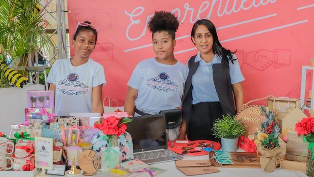 Jóvenes participan en Feria de Emprendimiento y Juventud en Higüey