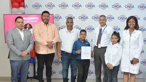 Director general de la ONDA entrega la placa al niño Snyder Josué Zorrilla Castillo, quien hizo el registro de su primer libro