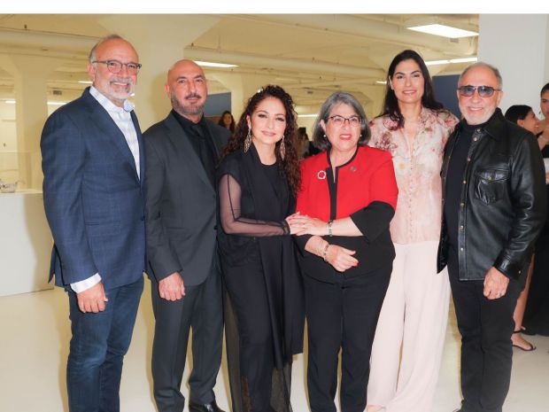 Emilio y Gloria Estefan; el CEO de Latin Grammy, Manuel Abud; y la alcaldesa de Miami-Dade, Daniella Levine Cava, fueron convocados por el galerista para presentar la iniciativa.