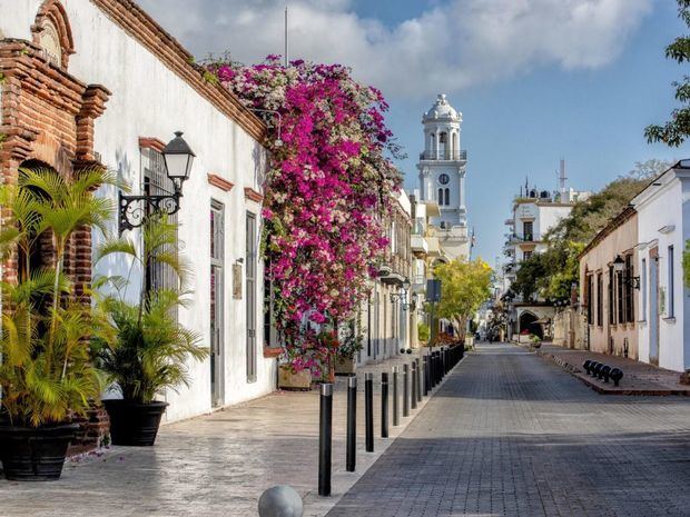 Intrant llama a estacionarse adecuadamente en la Zona Colonial.