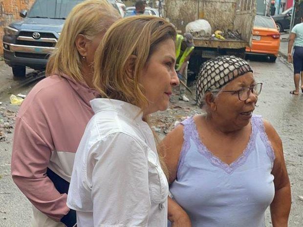 Carolina Mejía recorre barrios de la capital tras inundaciones por vaguada