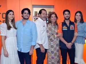 Muriel García, Luis Guillermo León, Luis Manuel León, Velina Bisonó de León, Carlos León y Carolina Sanz.