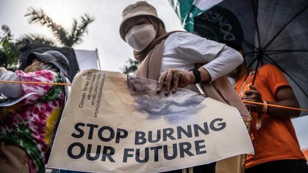 Cientos de indonesios se unieron a la larga marcha de la Huelga por el Clima en Yakarta el viernes 23 de septiembre de 2022.