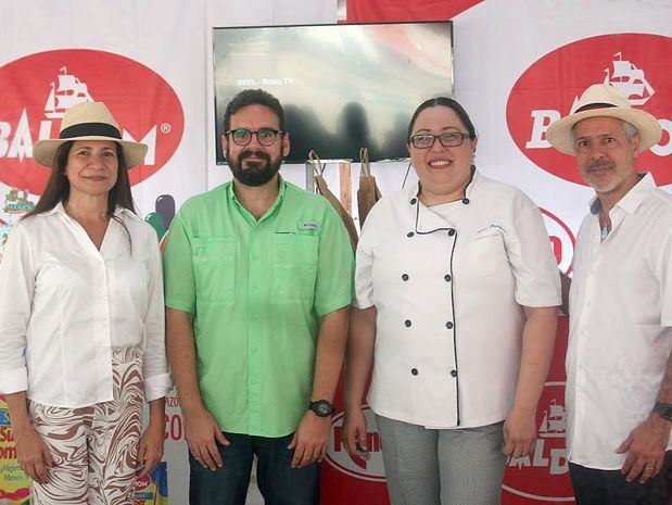 Luisa Feliz, Rafael Nazario, Pastry Chef Karina Rodríguez y Chef Carlos Estevez.