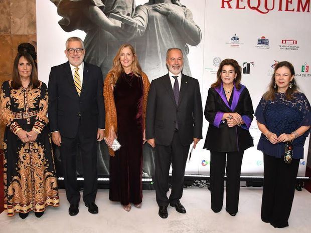 Mary Pily de Martínez, Enrique Valdez, Marisol Rodríguez Copello, Stefano Queirolo Palmas, Maritza Zeller de Bonetti y Margarita Mirada de Mitrov.