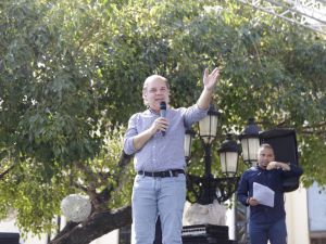 Joan Ferrer, director de la Feria del Libro cuando llamaba, en el Parque Central de Puerto Plata, a estudiantes para que leyeran poesía en el evento.