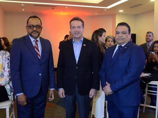 El consultor jurídico del Poder Ejecutivo, Antoliano Peralta; el ministro de Industria, Comercio y Mipymes y el director de la ONDA, José Ruben Gonell Cosme.
