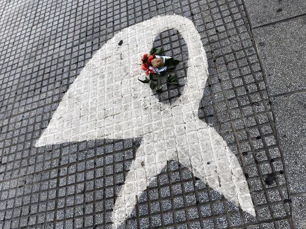 Fotografía del símbolo de la asociación Madres de Plaza de Mayo durante una congregación de decenas de personas para rendir homenaje a la activista Hebe de Bonafini, hoy, en Buenos Aires, Argentina.