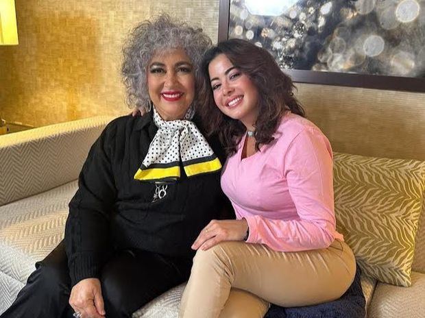 Amanda Miguel posa junto a Dafne Guzmán durante la entrevista  en Las Vegas, donde recibió un premio a la Excelencia Musical.