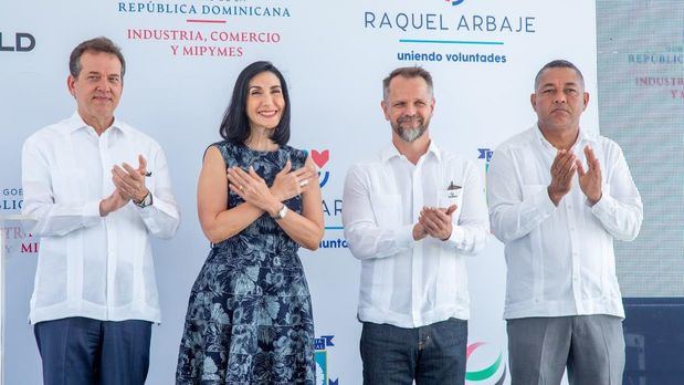 Víctor Bisonó, Raquel Arbaje, Morten Johansen, CEO de DP World en República Dominicana y Fermín Brito, alcalde del municipio de Boca Chica.