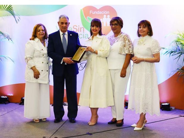 Mildred Josefina Bergés de Sánchez, Yanira Fondeur de Hernández, Rosa Roa de López y Francia de Pérez entregan un reconocimiento al Dr. José Joaquín Puello.