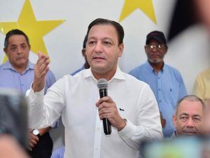 Abel Martínez es ingresado a un centro de salud por neumonía