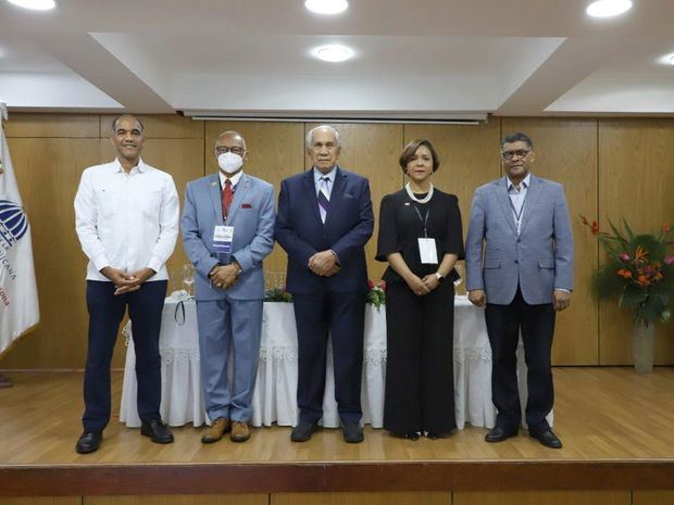 Al ponentes en la conferencia del Conape.
al centro Dr. José García Ramírez director ejecutivo del la institución, junto a los demás ponentes.