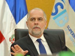 El superintendente de Bancos, Alejandro Fernández.
