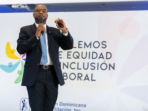 Yunior Valdez, panelistas del conversatorio “Hablemos de equidad e inclusión laboral” de la ADR.
