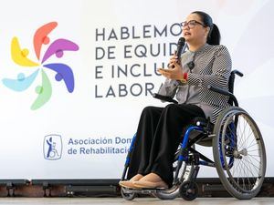 Valery Bobadilla, panelistas del conversatorio “Hablemos de equidad e inclusión laboral” de la ADR.
