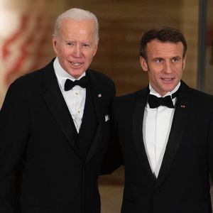 El presidente estadounidense, Joe Biden y el presidente francés, Emmanuel Macron se saludan antes de una Cena de Estado en su honor en el Pórtico Norte de la Casa Blanca, en Washington, DC.