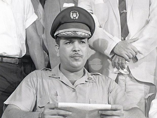 El coronel Francisco Alberto Caamaño Deñó en su despedida del pueblo dominicano, en 1965, cuando salía del país a un puesto diplomático en Londres, en cumpliendo de los acuerdos que pusieron fin a la Guerra Constitucionalista.

