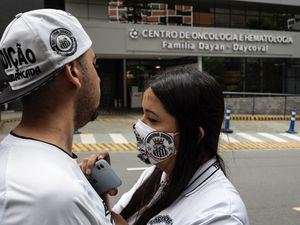 Aficionados de la Torcida Jovem del club brasileño de fútbol Santos fueron registrados este domingo, 4 de diciembre, al hacer una vigilia por la salud del exfutbolista brasileño Pelé, frente al Hospital Albert Einstein, en Sao Paulo, Brasil.