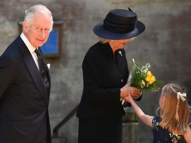 Carlos III y Camilla abandonan la catedral de Llandaff, en Cardiff, Gran Bretaña, el 16 de septiembre de 2022.